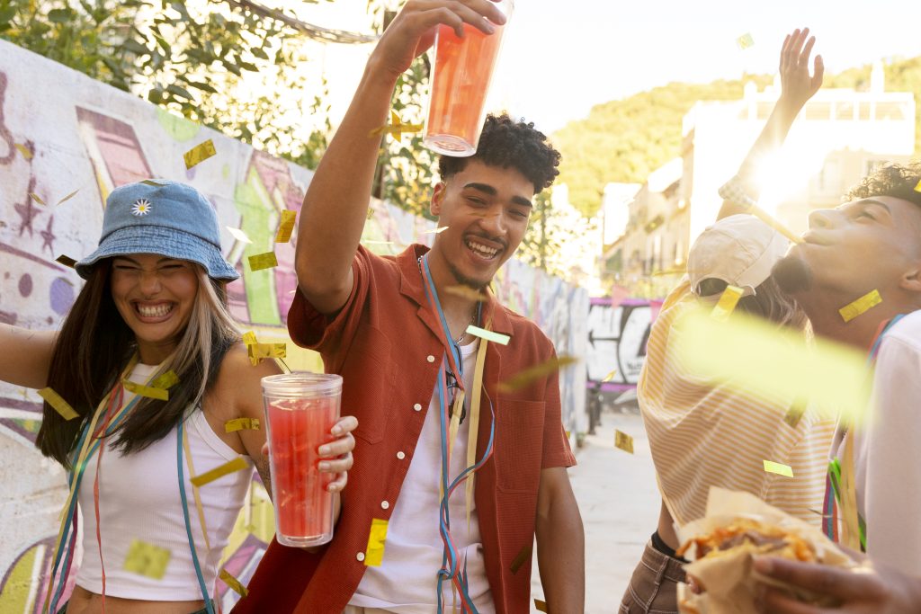 Jeunes participants célébrant lors d'un événement en plein air, symbolisant l'ambiance dynamique et l'attrait de l'industrie du divertissement saisonnier en 2024.